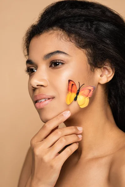 Młoda Afroamerykanka Dotykająca Motyla Twarzy Odizolowana Beżu — Zdjęcie stockowe