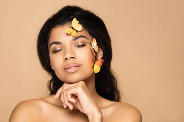 Mujer Joven Afroamericana Con Mariposas Decorativas Mejilla Aisladas Beige — Foto de Stock