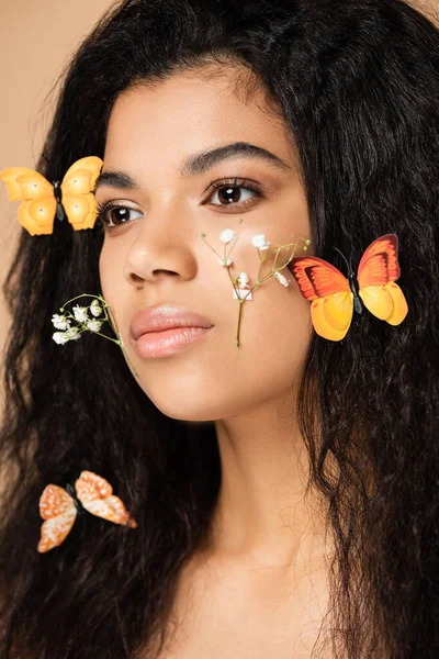 Young African American Woman Butterflies Hair Looking Away Isolated Beige — Stock Photo, Image