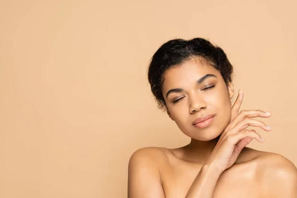 African American Young Woman Closed Eyes Bare Shoulders Isolated Beige — Stock Photo, Image