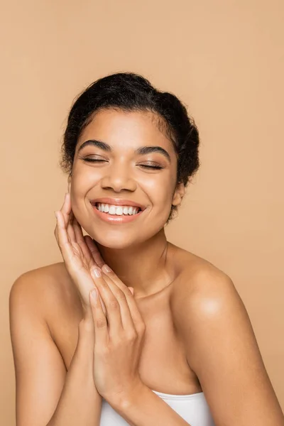 Mujer Afro Americana Feliz Con Hombros Desnudos Ojos Cerrados Tocando — Foto de Stock