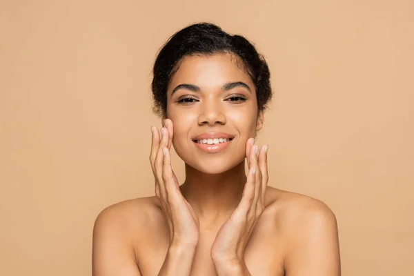 Temiz Yüzlere Dokunan Çıplak Omuzlu Mutlu Bir Afro Amerikan Kadını — Stok fotoğraf