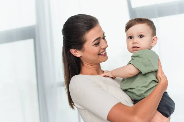 Mère Souriante Tenant Tout Petit Fils Maison — Photo