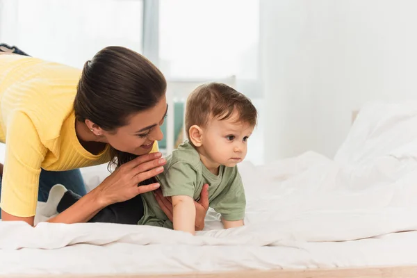 Mujer Feliz Abrazando Niño Pequeño Cama — Foto de Stock