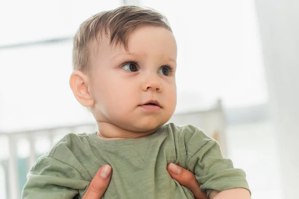 Mujer Sosteniendo Niño Pequeño Casa — Foto de Stock