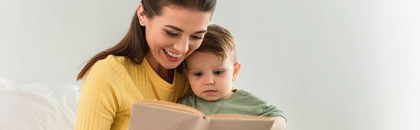 Jovem Mãe Criança Lendo Livro Perto Travesseiro Casa Banner — Fotografia de Stock