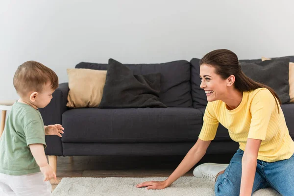 Seitenansicht Einer Glücklichen Mutter Die Ihr Kind Wohnzimmer Betrachtet — Stockfoto