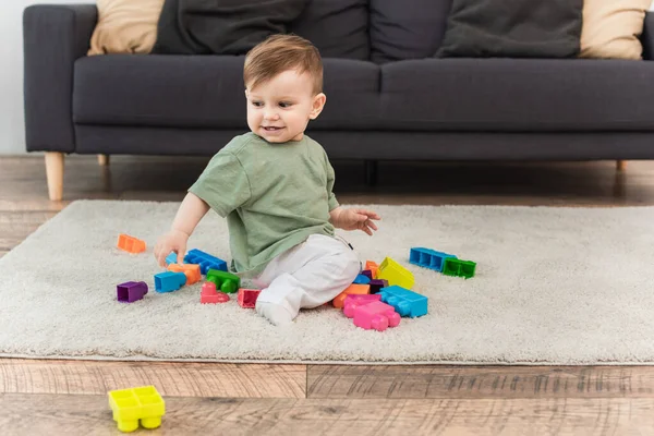 Niño Sonriente Sentado Cerca Bloques Construcción Casa — Foto de Stock