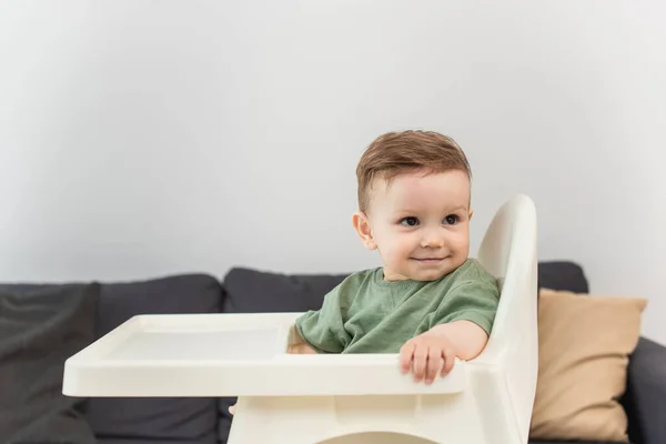Sorrindo Criança Menino Olhando Para Longe Cadeira Alta Casa — Fotografia de Stock