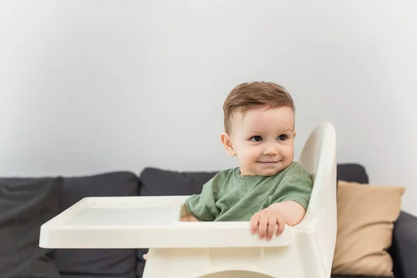 Sonriente Niño Mirando Hacia Otro Lado Silla Alta Casa — Foto de Stock