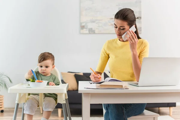 Oğlunun Yanında Çalışırken Akıllı Telefondan Konuşan Serbest Çalışan Bir Adam — Stok fotoğraf