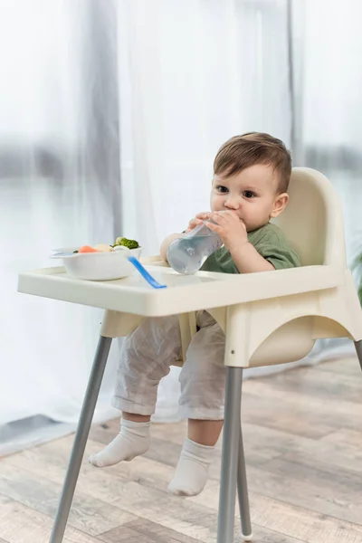 Anak Anak Minum Air Dekat Sayuran Dalam Mangkuk Kursi Tinggi — Stok Foto