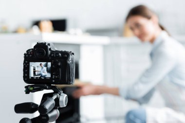 Yemek blogcusu yakınındaki dijital kameranın seçici odağı fırına pişirme biçimini yerleştiriyor