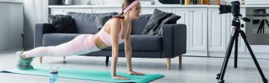 Dijital kamera ve pankartın yanında tahta üzerinde spor blogcusu eğitimi