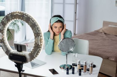 Güzellik blogcusu kozmetik, alet ve yüzük lambasının yanında rekor kırmaya hazırlanıyor