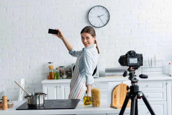 Sorridente Dona Casa Tomando Selfie Perto Fogão Câmera Digital Borrada — Fotografia de Stock