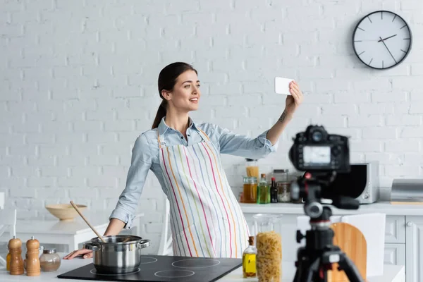 Blogueiro Culinário Feliz Tirar Selfie Perto Câmera Digital Borrada Cozinha — Fotografia de Stock