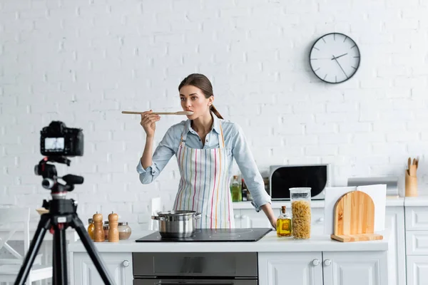 Housewife Tasting Meal Front Blurred Digital Camera Kitchen — Stock Photo, Image