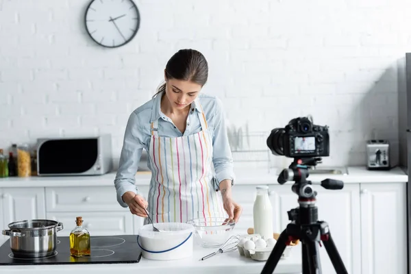 Μαγειρικό Blogger Κοντά Δοχείο Αλεύρι Μπροστά Από Θολή Ψηφιακή Κάμερα — Φωτογραφία Αρχείου