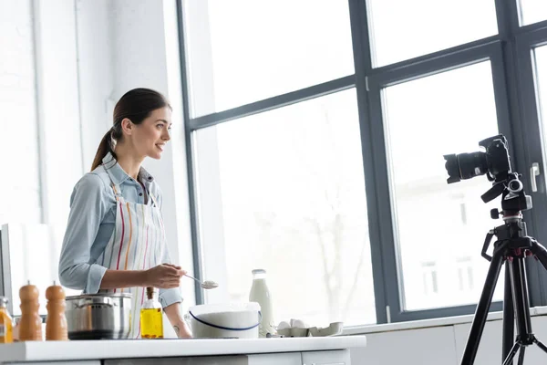 Sorrindo Blogueiro Culinário Segurando Colher Com Farinha Durante Culinária Line — Fotografia de Stock