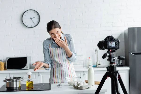 Ridere Blogger Culinario Indicando Uovo Bottiglia Con Olio Davanti Alla — Foto Stock