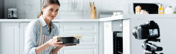 Ibu Rumah Tangga Yang Senang Memegang Bentuk Kue Dekat Oven — Stok Foto