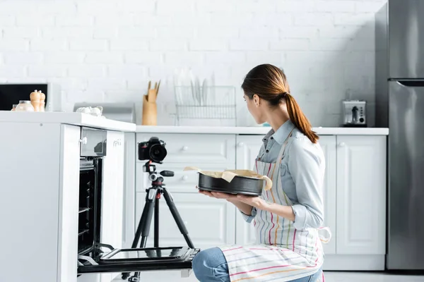 Jovem Dona Casa Segurando Forma Cozimento Perto Forno Câmera Digital — Fotografia de Stock