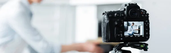 Επιλεκτική Εστίαση Της Ψηφιακής Φωτογραφικής Μηχανής Κοντά Θολή Γυναίκα Τοποθέτηση — Φωτογραφία Αρχείου