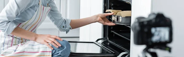 Cropped View Culinary Blogger Placing Baking Form Oven Blurred Digital — Stock Photo, Image