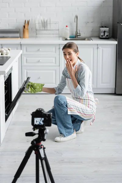 Astonished Culinary Blogger Covering Mouth While Opening Oven Blurred Digital — Stock Photo, Image