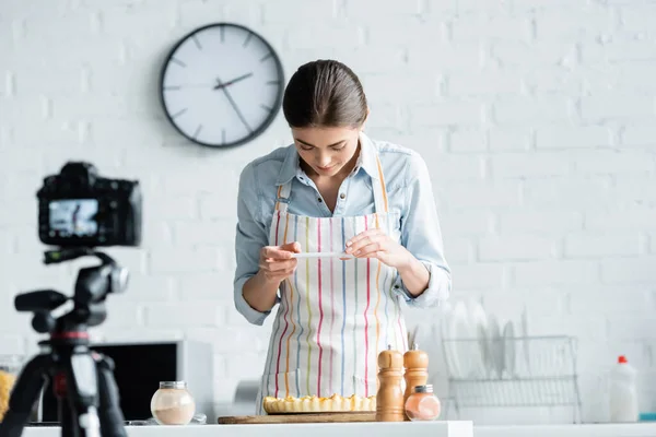 Young Culinary Blogger Taking Photo Delicious Pie Smartphone Blurred Digital — Stock Photo, Image