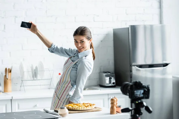 Blogueiro Culinário Alegre Tomando Selfie Com Torta Saborosa Câmera Digital — Fotografia de Stock