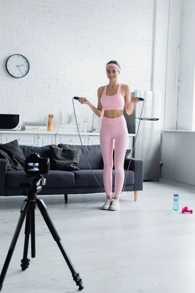 Sorrindo Treinamento Esportista Com Corda Salto Durante Gravação Vídeo Lição — Fotografia de Stock