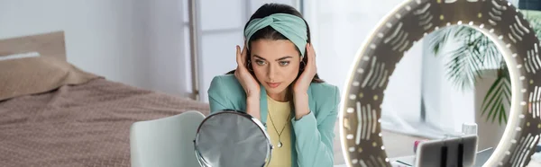 Blogueiro Beleza Elegante Ajustando Headband Enquanto Prepara Para Gravar Vídeo — Fotografia de Stock