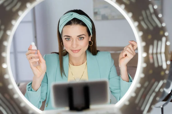 Pretty Woman Holding Spray Bottle Micellar Water Smartphone Holder Ring — Stock Photo, Image