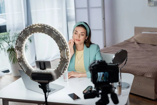 Bella Donna Che Applica Acqua Micellare Vicino Alla Fotocamera Digitale — Foto Stock