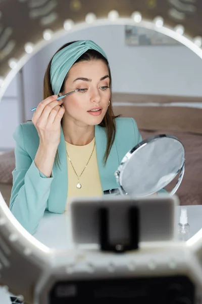 Blurred Phone Holder Ring Light Beauty Blogger Applying Eye Shadows — Stock Photo, Image