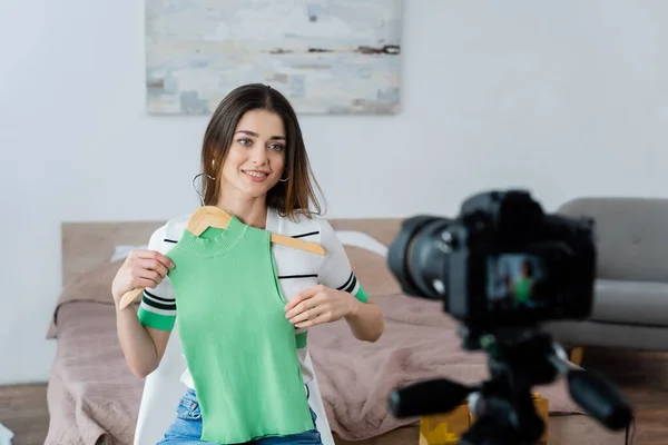 Blurred Digital Camera Smiling Fashion Blogger Vest Hanger — Stock Photo, Image