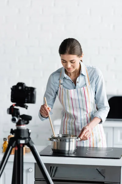 Young Culinary Blogger Preparing Food Front Blurred Digital Camera — Stock Photo, Image