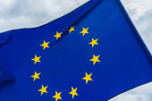 nízký úhel pohledu na vlajku Evropské unie proti zatažené obloze 