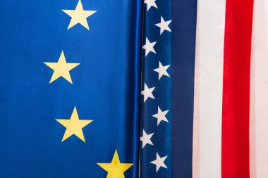 Yüzeyde mavi Avrupa Birliği ve Amerikan bayrakları 