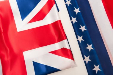Beyazlar üzerinde izole edilmiş İngiliz ve Amerikan bayrakları