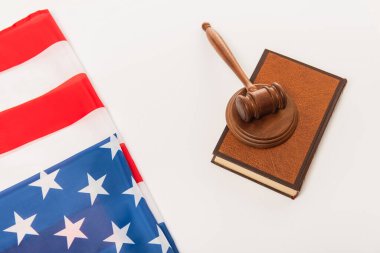 Kitap yakınındaki Amerikan bayrağının üst görüntüsü ve beyaz tokmak izole edilmiş.