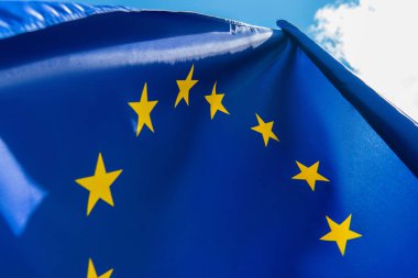 Avrupa Birliği bayrağının gökyüzüne karşı görüşünü kapat 
