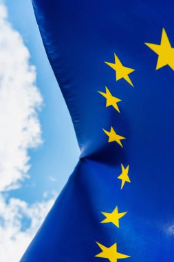 Avrupa Birliği bayrağının gökyüzüne karşı alt görüşü 