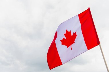 Картина, постер, плакат, фотообои "флаг канады с кленовым листом против облачного неба ", артикул 482677010