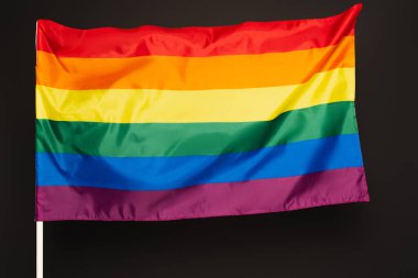Siyah üzerine izole edilmiş renkli lgbt bayrağı 