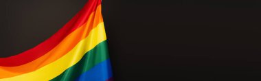 Siyah ve pankartta izole edilmiş renkli lgbt bayrağı
