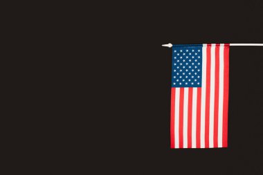 Siyah üzerine izole edilmiş yıldız ve çizgilerle Amerika bayrağı