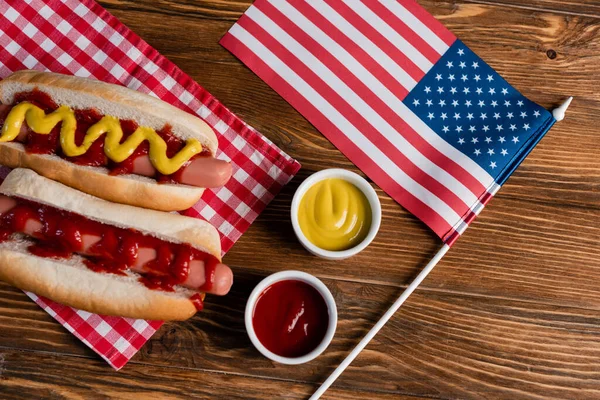 Vista Superior Pequeña Bandera Americana Cerca Perros Calientes Salsas Servilleta — Foto de Stock